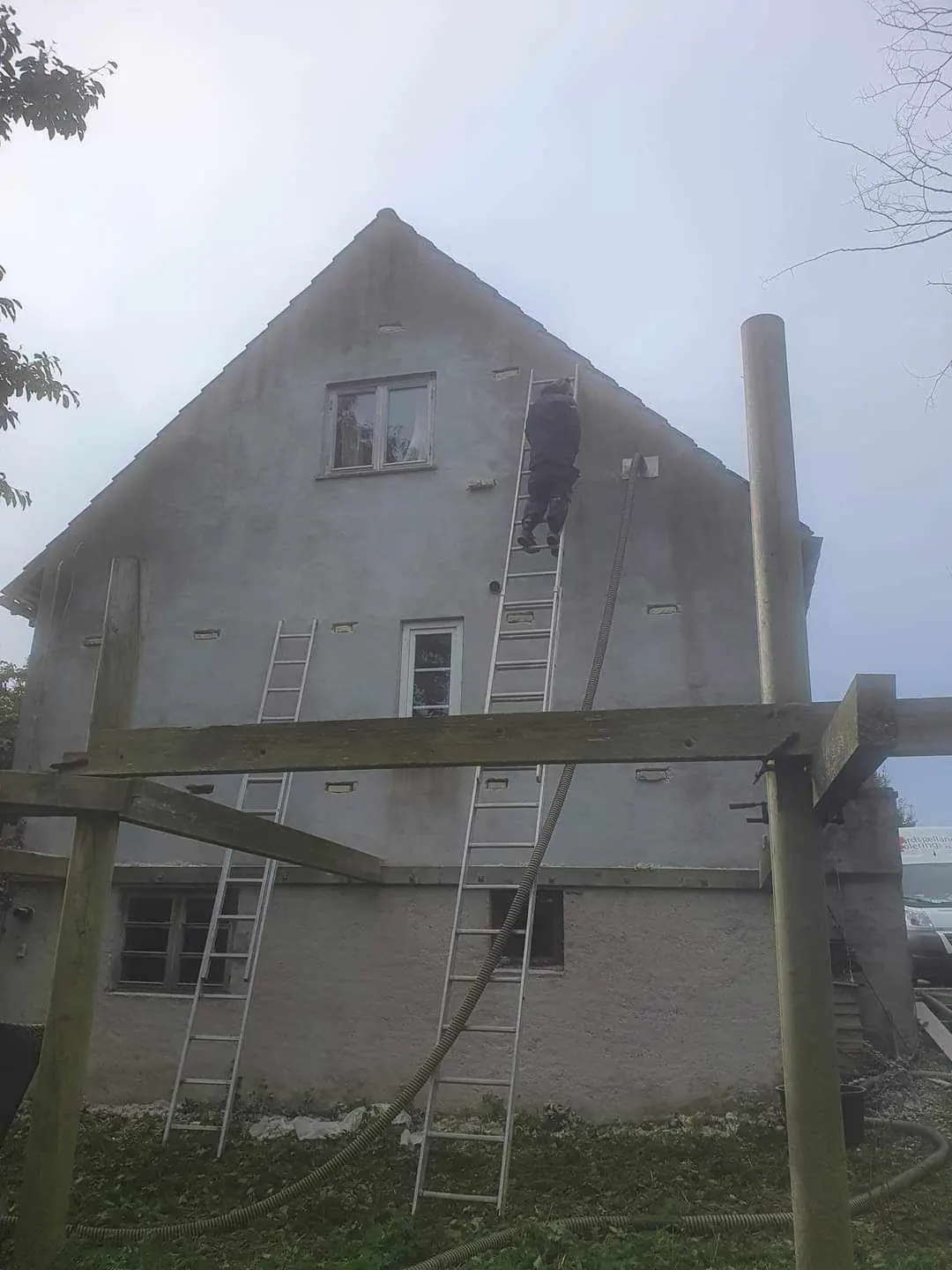 Indblæsning af isolering ved gavlen på et hus