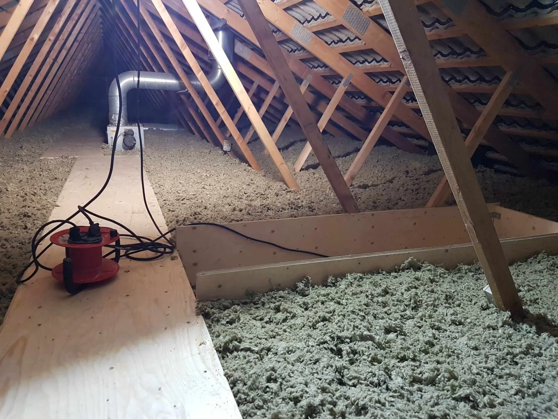 Loftrum med indblæst isolering, gangbro og ventilationsrør