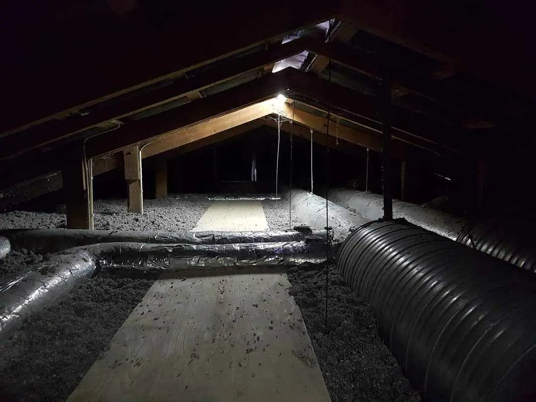 Rør og installationer beskyttes under isoleringsarbejdet på loftet