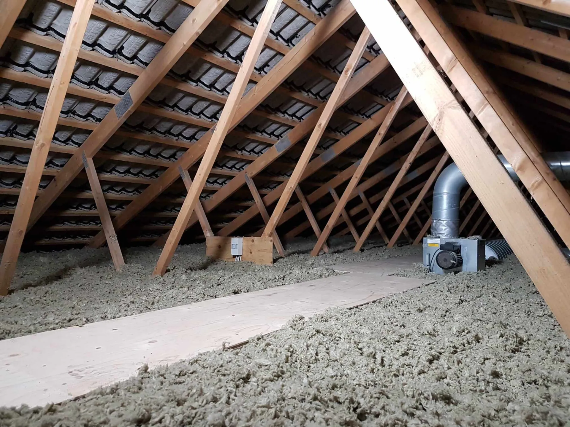 Loft med granulatisolering og gangbro